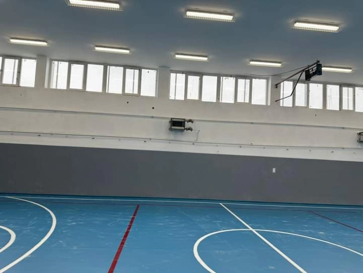 Пуштена во употреба реконструираната спортска сала за учениците во ООУ „Пенестија“ во Дебар