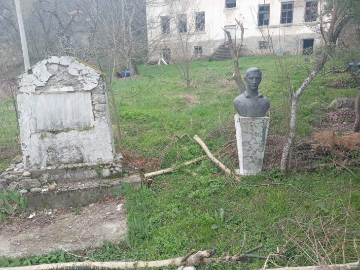 Тиквешани по потекло од  Бохула бараат да се реновира споменикот на Доне Попов во селото 