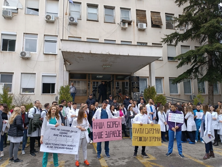 Протест на лекарите специјализанти, во тек состанок со претставници на Министерството за здравство