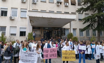 Протест на лекарите специјализанти, во тек состанок со претставници на Министерството за здравство