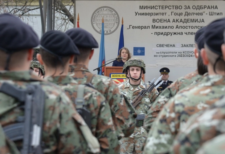 Betim solemn i 30 dëgjuesve në kursin për oficerë të Armatës, Petrovska i porositi se bëhen pjesë e familjes që kujdeset për sigurinë e vendit