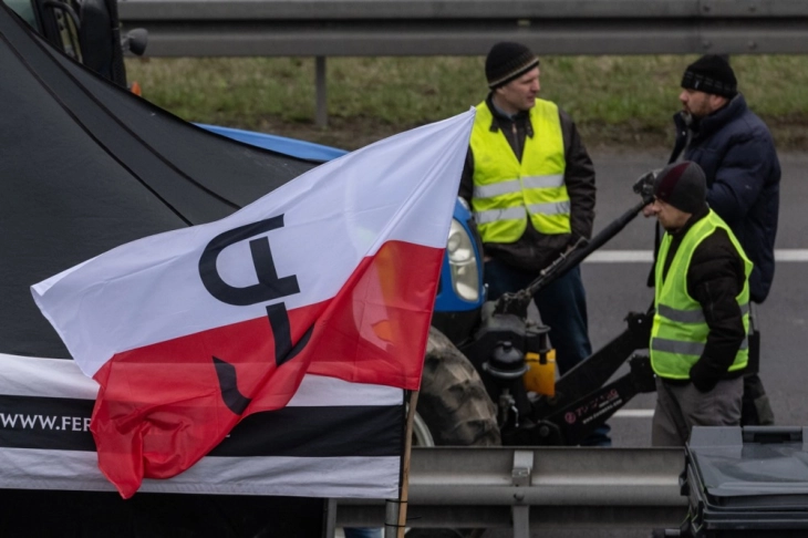 Полските земјоделци ја продолжија блокадата на три пункта на границата со Украина