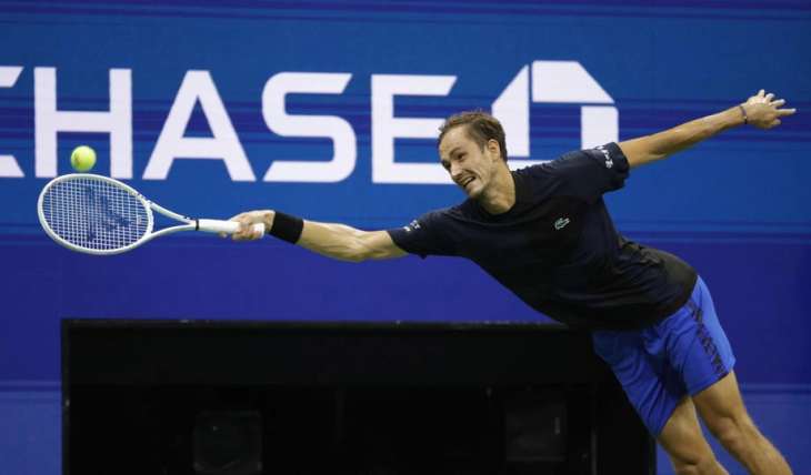 Daniil Medvedev books last-four clash with Jannik Sinner