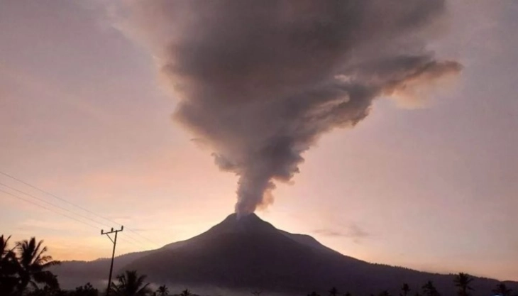 Вулканот Ибу во централна Индонезија повторно исфрли пепел во висина од два километри