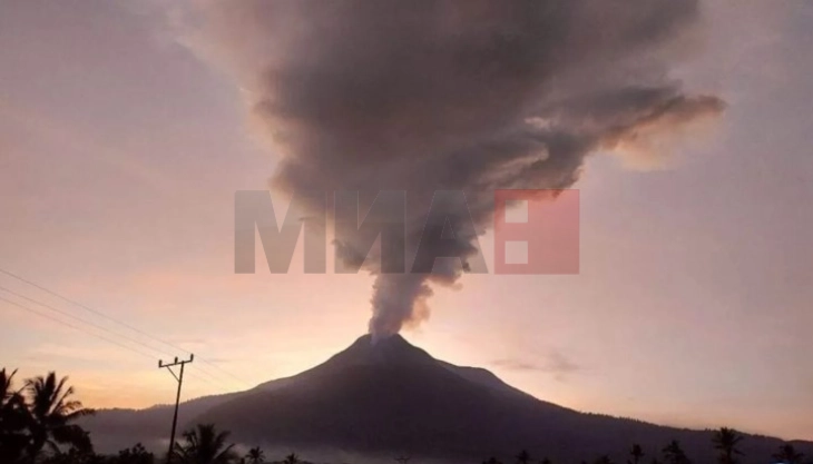 Vullkani Ibu në Indonezinë qendrore ka nxjerrë sërish hi në lartësi prej dy kilometrave