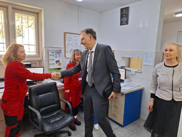 Демири и Манолева: Здравствениот дом Охрид со реновирана Служба за вакцинации и две нови амбулантни возила