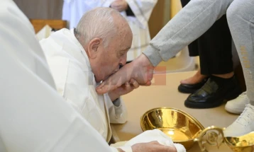 Папата Франциск, по повод Велики четврток, им ги изми нозете на 12 жени во затвор во Рим