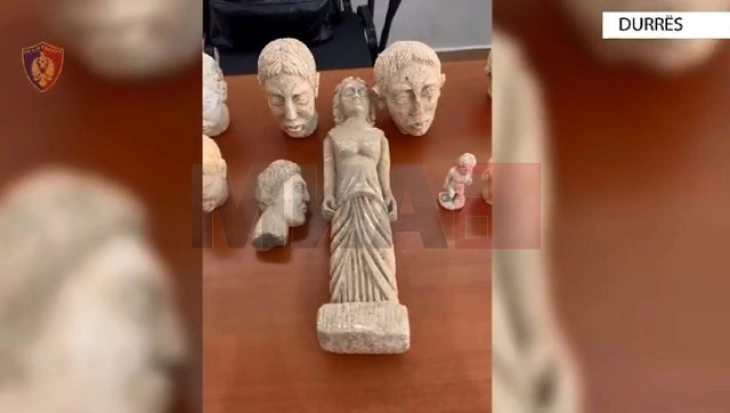 Policia shqiptare parandaloi kontrabandë të objekteve dhe ikonave