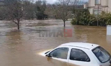 Илјадници луѓе останаа без струја во Франција поради силен ветер и поплави
