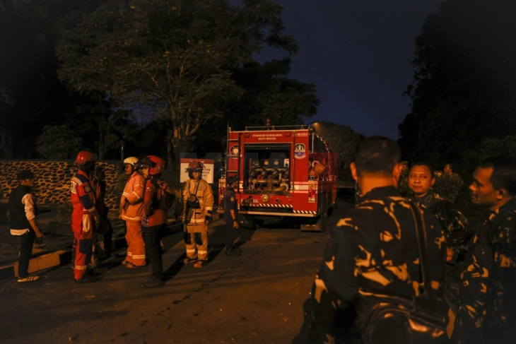 Индонезија: Голем пожар избувна во воен комплекс во Западна Јава