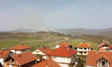 Është duke u intervenuar në shuarjen e zjarrit jo larg vendbanimit Millkovo Bërdo në Dellçevë