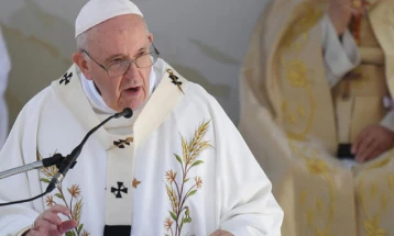 Папата Франциск во велигденската молитва посака мир за народите исцрпени од војна, глад и угнетување