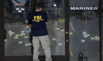 Një shofer është përplasur me portën e selisë së FBI-së në Atlanta, pastaj është përpjekur të hyjë me dhunë në ndërtesë