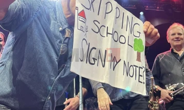 Брус Спрингстин ѝ потпиша оправдание на мала обожавателка за отсуство од училиште