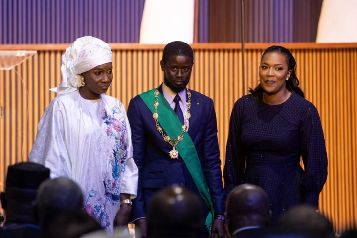 Новиот претседател на Сенегал најави системски промени и ги всели двете први дами во претседателската палата