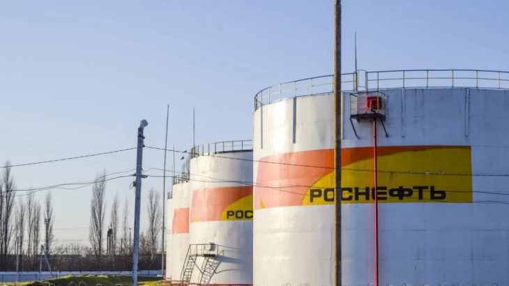 Блумберг: И покрај санкциите, извозот на руска нафта расте