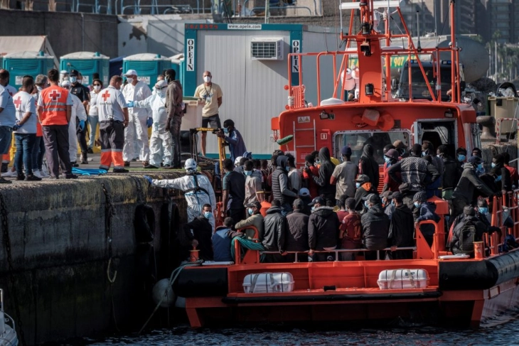 Нов бран мигранти на Лампедуза - вчера пристигнале 670, а само ноќеска уште 333 лица