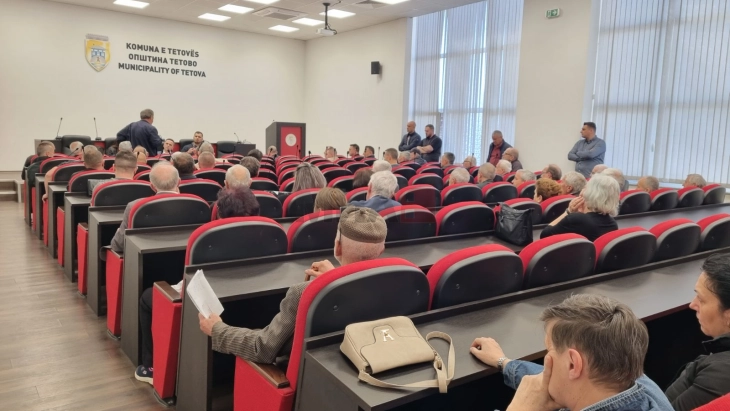 Тетовскиот градоначалник одржа средба со граѓани за наоѓање решенија за проблематичните комунални сметки