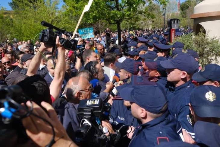 Protestë para bashkisë së Tiranës, kërkohet dorëheqja e kryebashkiakut Veliaj