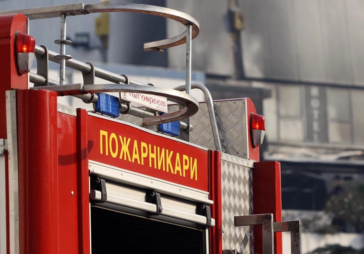Në zjarrin nën Kalanë e Shkupit përfshihen pesë automjete, intervenimi i zjarrfikësve drejt fundit