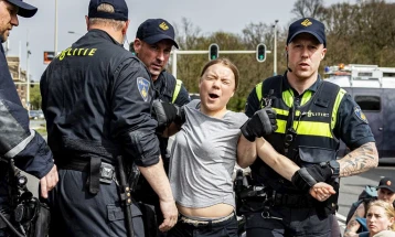 Активистката Грета Тунберг уапсена на демонстрации во Хаг