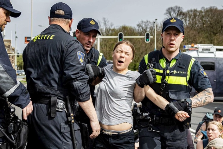 Aktivistja Greta Tunberg arrestohet në protestat në Hagë