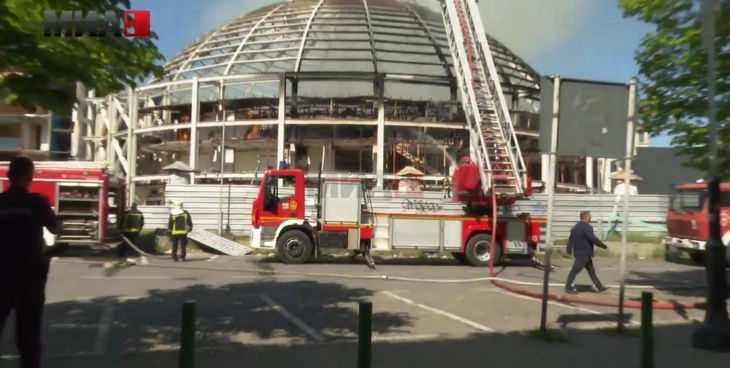 Vihet nën kontroll zjarri në Sallën Universale në Shkup (drejtpërdrejtë)