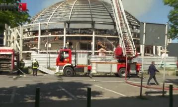 Vihet nën kontroll zjarri në Sallën Universale në Shkup (drejtpërdrejtë)