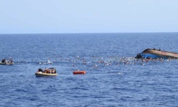 Të paktën 38 njerëz i kanë humbur jetët  në fundosjen e një varke në brigjet e Xhibutit