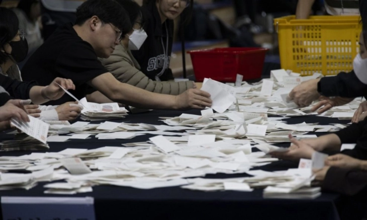 South Korea's liberal opposition wins absolute majority