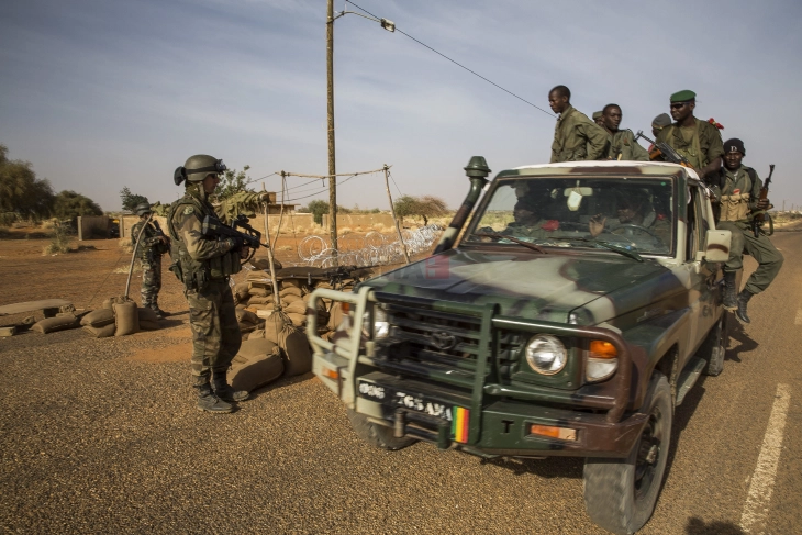 Воената хунта во Мали ги забрани сите политички активности до понатамошно известување