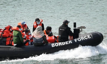 Девет мигранти го загубија животот, а 15 се исчезнати откако нивниот брод се преврте кај италијанскиот остров Лампедуза
