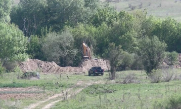 Жители на штипското село Софилари бараат да се стопира црпењето на песок од коритото на Брегалница