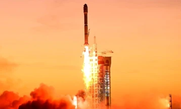 Кина лансираше сателит кој ќе може да комуницира и од оддалечената страна на Месечината