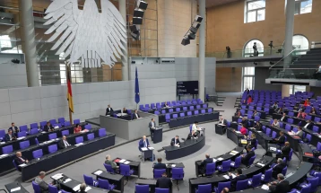 Германскиот Парламент усвои предлог-закон со кој луѓето полесно ќе го менуваат името и полот