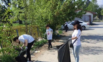 Еко активисти го чистеа дворот на гостиварската болница