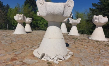 Вандали уништиле мермерни плочки околу спомениците – Урни во Могилата на непобедените во Прилеп