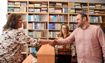 Градоначалникот Ѓорѓиевски во посета но новоотворената библиотека во Кисела Вода