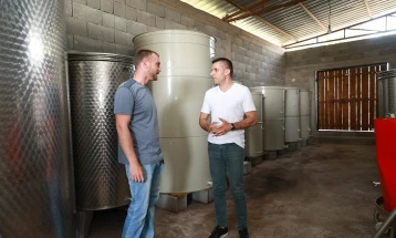 Николовски во посета на малата винарија Киево во Карбинци 