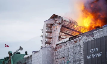 Пожар избувна во зградата на Берзата во Копенхаген, нејзиниот врв се урна