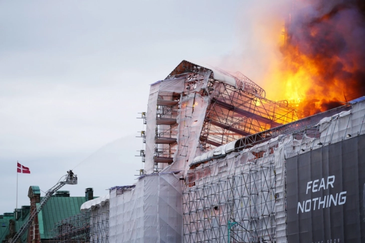Zjarr shpërtheu në ndërtesën e Bursës në Kopenhagë, çatia e saj u rënua