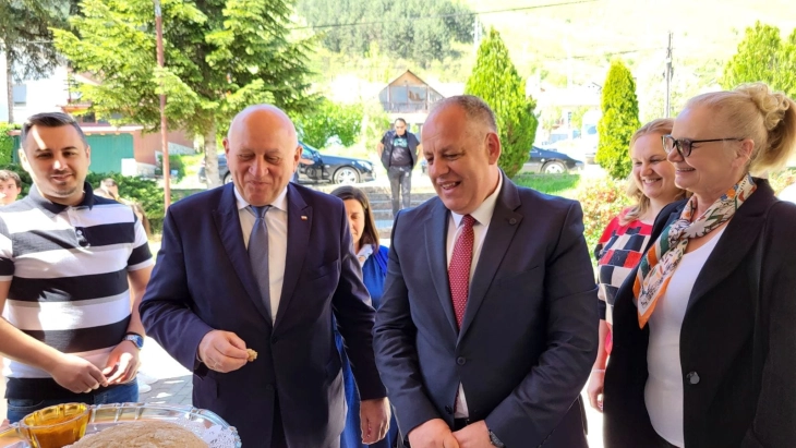 Амбасадорот Гжелчник во посета на Македонски Брод