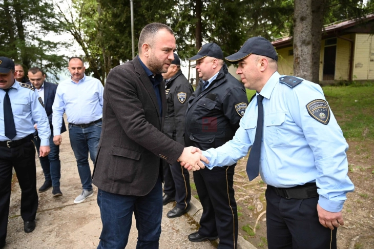 Ministri Toshkovski për vizitë të DPB Kërçovë dhe departamenteve të policisë në Zajaz dhe Osllomej
