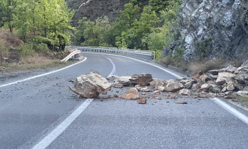 Одрони кај село Истибања го блокираат коловозот на магистралата А3