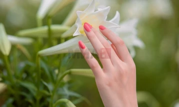 Лакови за нокти во посветли нијанси - тренд за оваа пролет