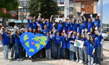 Ученици од Струмица во центарот на градот со флеш-моб го одбележаа Денот на планетата Земја