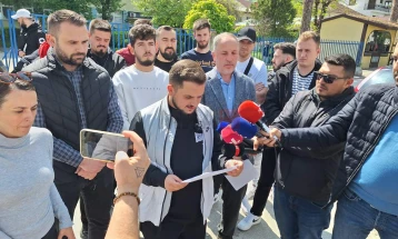Коалиција „Вреди“ вели дека нивни членови незаконски се задржани во полициска станица во Тетово 