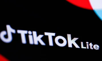ЕУ се заканува дека ќе ги суспендира наградите на ТикТок Лајт поради ризикот од „зависност“