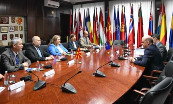 Petrovska në takim me ndihmës sekretarin e përgjithshëm të NATO-s për politikë të mbrojtjes dhe planifikim, Angus Lapsli