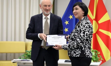 Викторија Димитрова Јованова, дописничка на МИА, ја доби наградата за најдобра сторија за факти и дезинформации за човековата околина на СЕММ